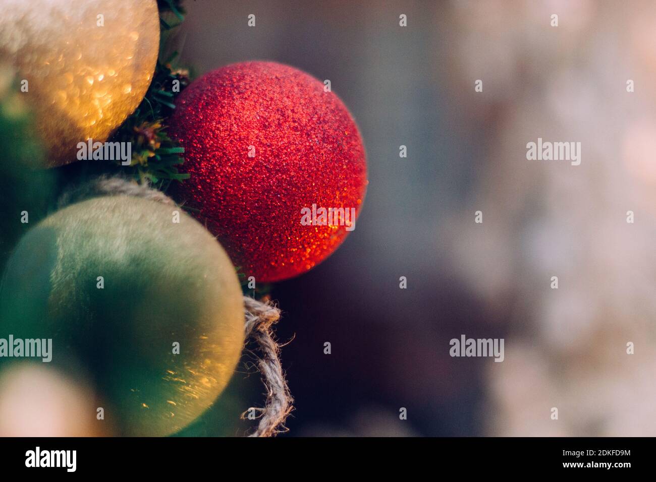 Grandi palle di vetro sull'albero di Natale grande su sfondo colorato sfocato. Messa a fuoco selettiva. Foto Stock