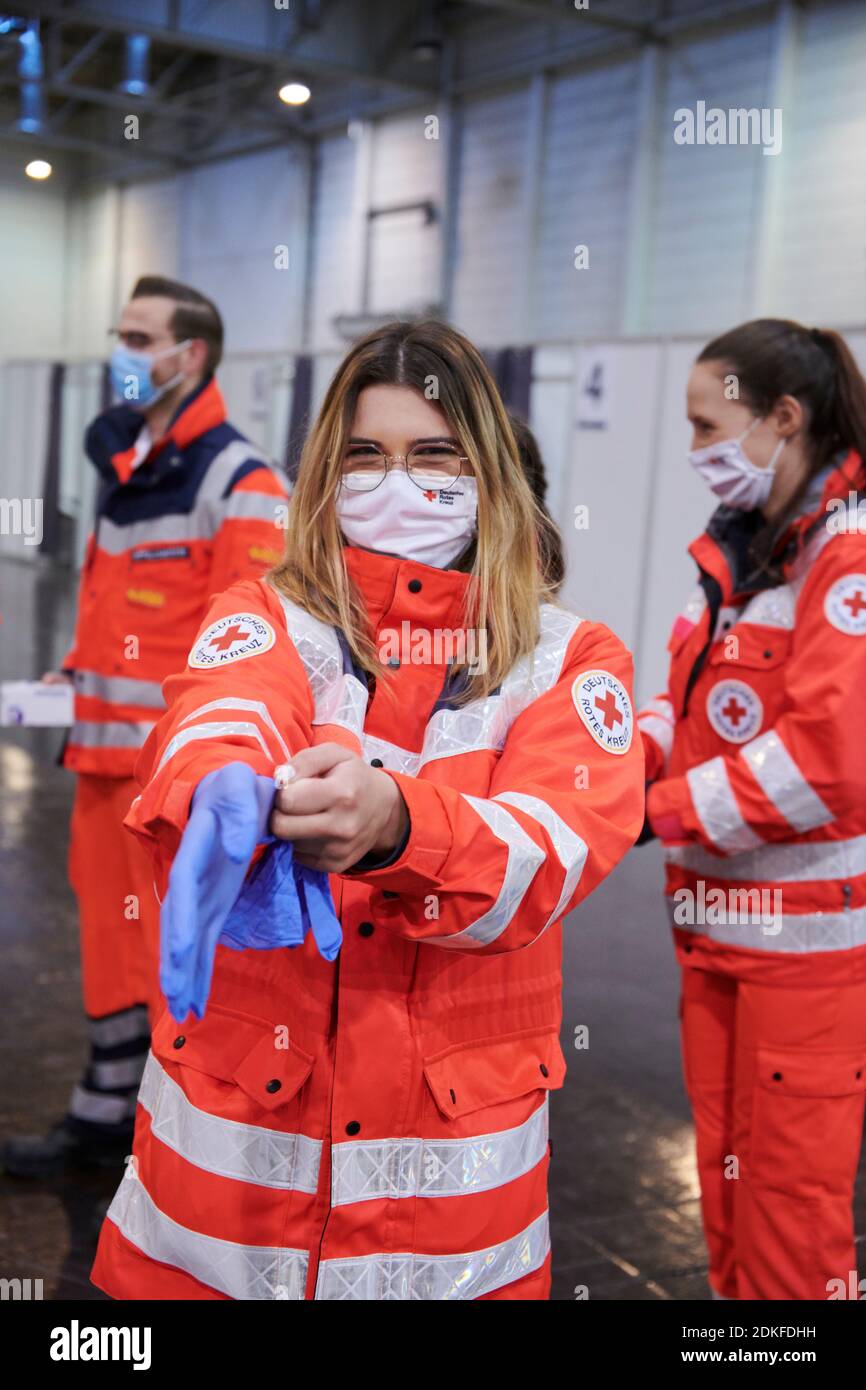 Impfzentrum der Stadt Essen in einer Messehalle eingerichtet mit Beteilingung verschiedenster Hilfsorganisationen Foto Stock