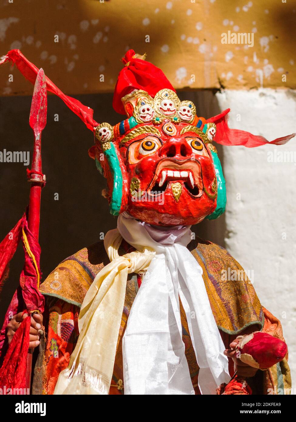 Monaco non identificato in maschera con lancia esegue la danza del mistero religioso del buddismo tibetano Tantrico durante il festival di danza Cham nel monastero di Korzok, Foto Stock