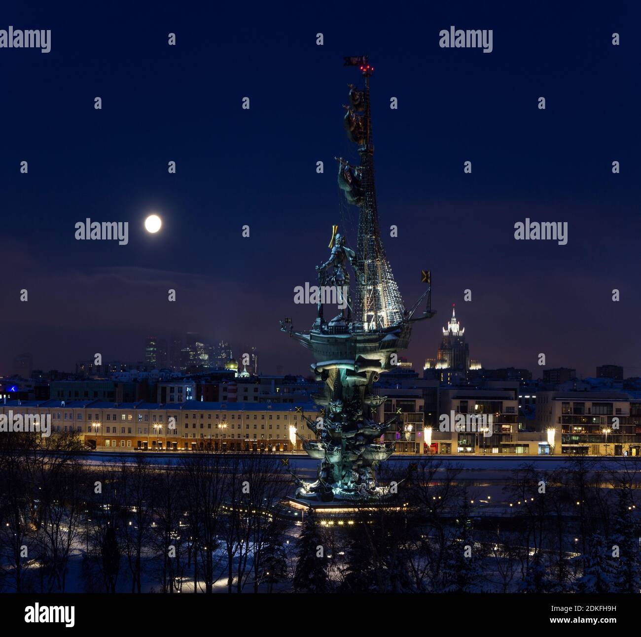 Mosca, Russia - 1 febbraio 2018: Panorama del centro di Mosca durante la notte invernale sotto la luna piena - International Business Center, Peter the Great St Foto Stock