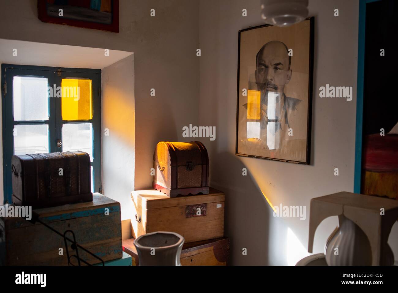 Essaouira, Morocco, Africa - 29 aprile 2019: Luce a colori attraverso una finestra Foto Stock