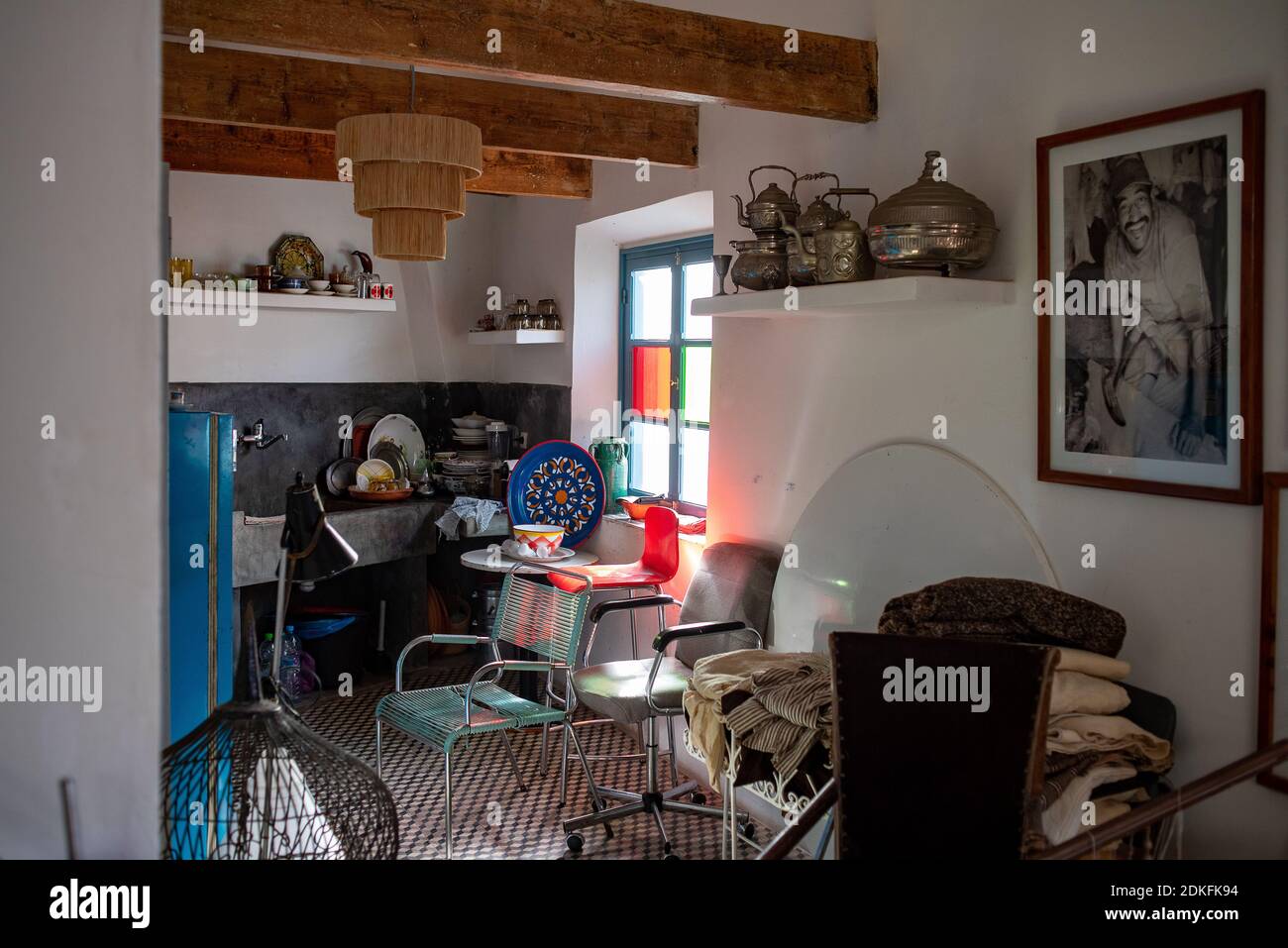 Essaouira, Morocco, Africa - 29 aprile 2019: Luce a colori attraverso una finestra Foto Stock