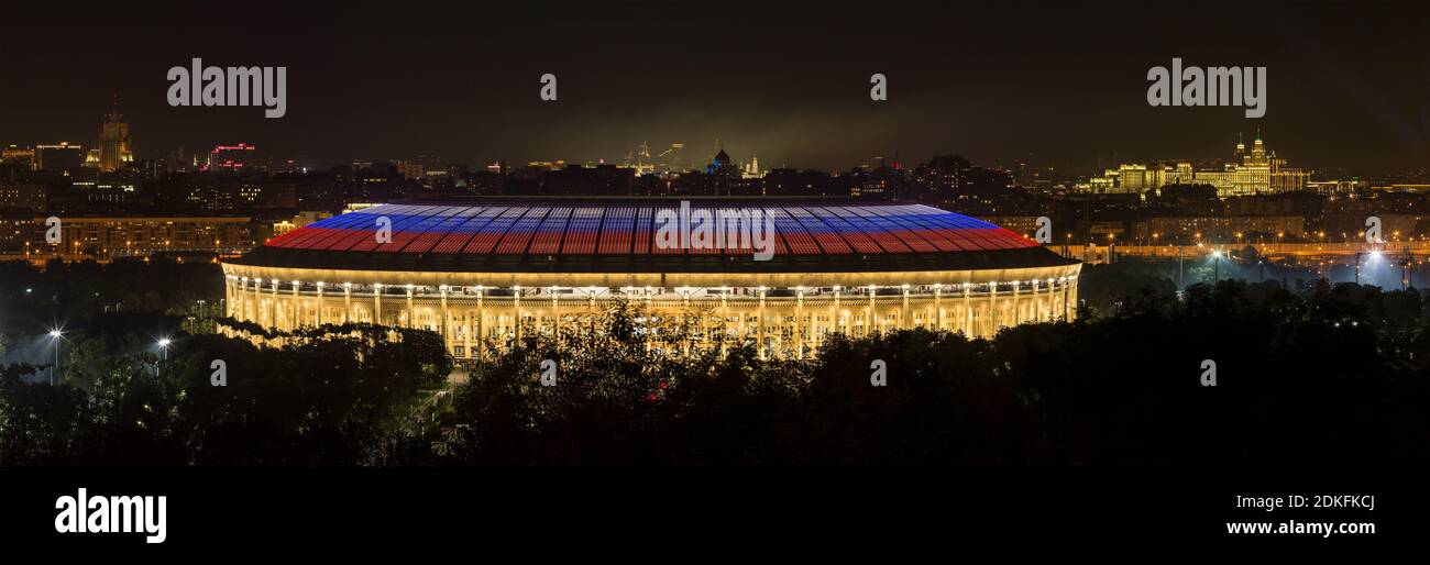 Stadio Luzhniki nella notte estiva sullo sfondo del Ministero degli Affari Esteri, della Cattedrale di Cristo Salvatore e del Cremlino di Mosca, Foto Stock