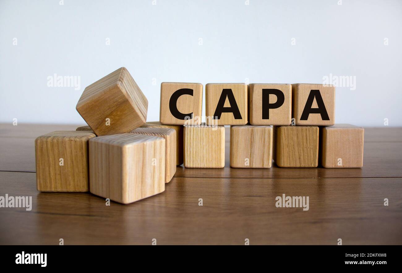 Simbolo CAPA. Concetto 'CAPA, azioni correttive e preventive' su cubi di legno su un bel tavolo di legno, sfondo bianco. Business e CAPA c Foto Stock