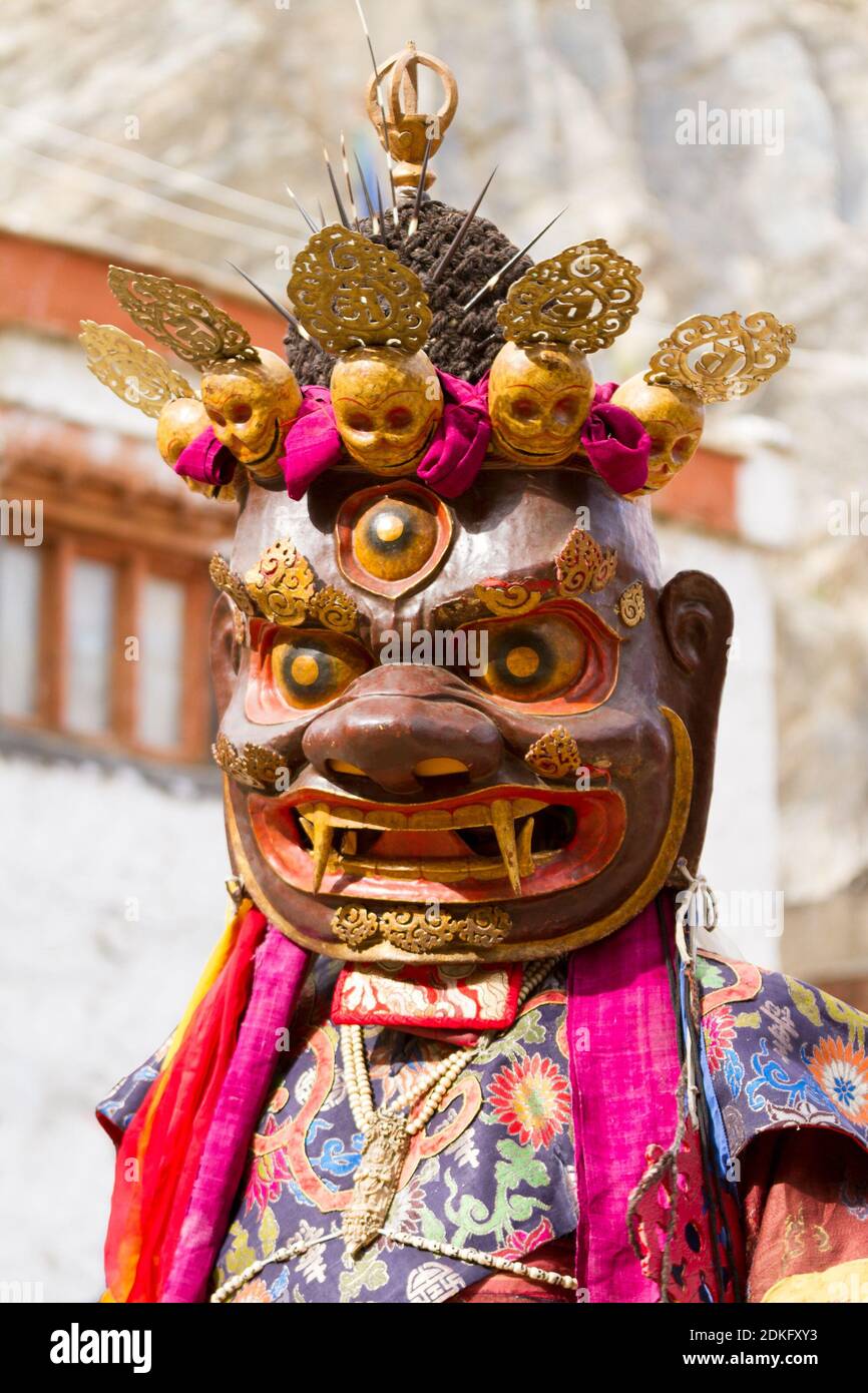 Il monaco non identificato esegue una danza religiosa mascherata e in costume Del Buddismo tibetano durante il Cham Dance Festival a Lamayuru Monastero di H Foto Stock