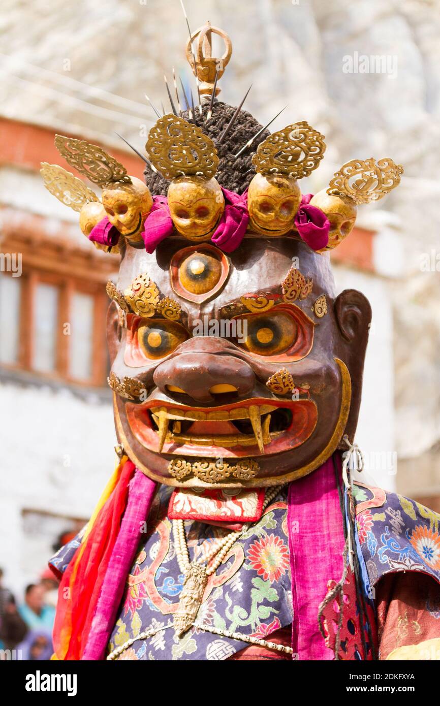 Il monaco non identificato esegue una danza religiosa mascherata e in costume Del Buddismo tibetano durante il Cham Dance Festival a Lamayuru Monastero di H Foto Stock