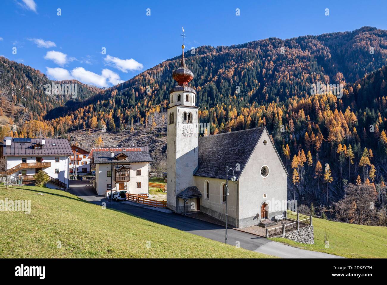 Il piccolo borgo di Andraz con la chiesa, comune di Livinallongo del col di Lana, Belluno, Veneto, Italia Foto Stock