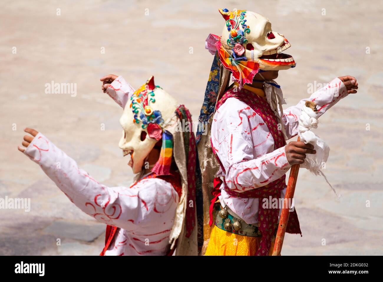 Monaci non identificati a Citipati (divinità protettrice) le maschere eseguono una danza religiosa mascherata e in costume di mistero Buddismo tibetano tantrico durante il CH Foto Stock