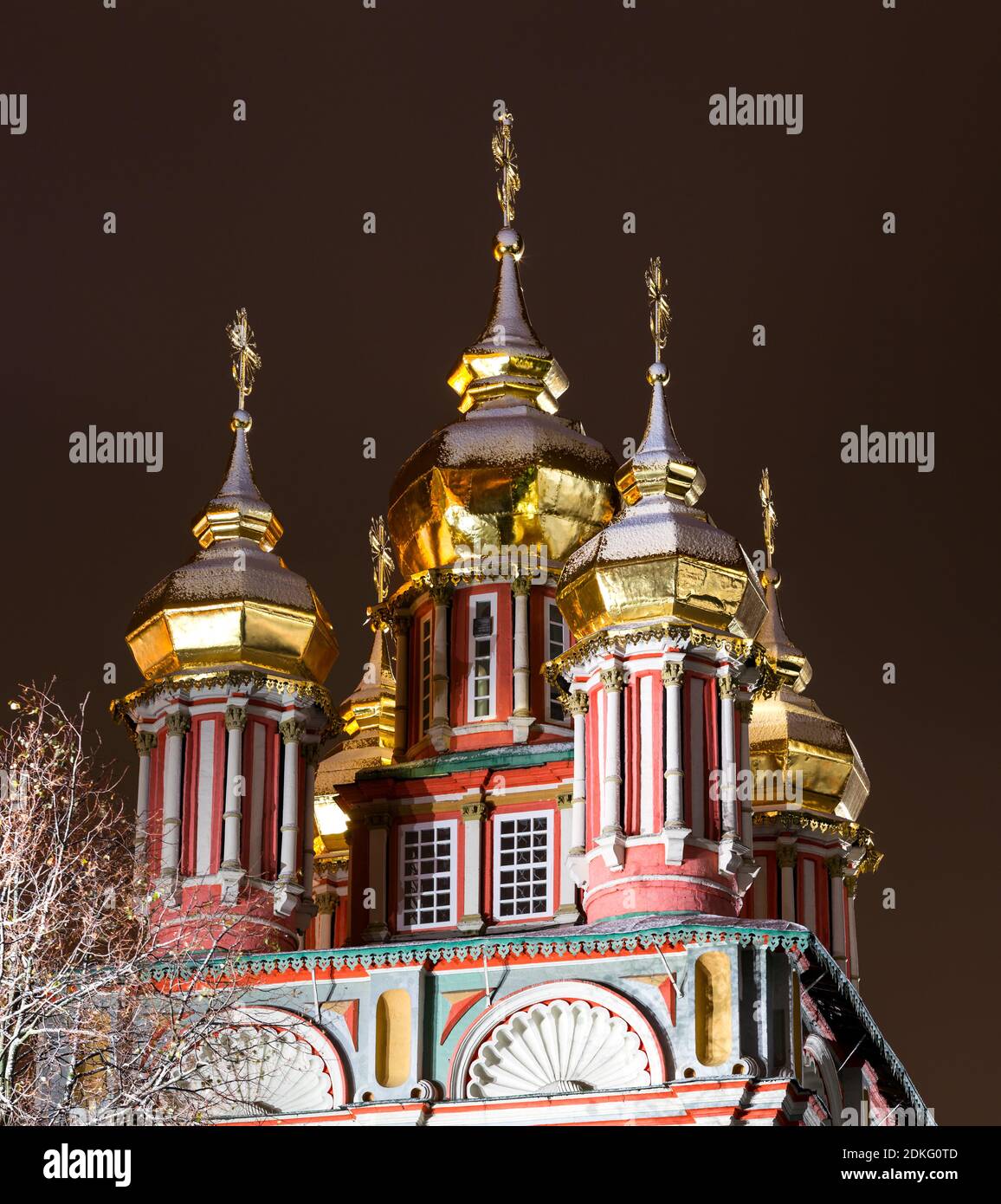 Chiesa di San Giovanni Battista della Trinità Lavra di San Sergiuscon una spettacolare illuminazione notturna (Sergiyev Posad, Russia) Foto Stock