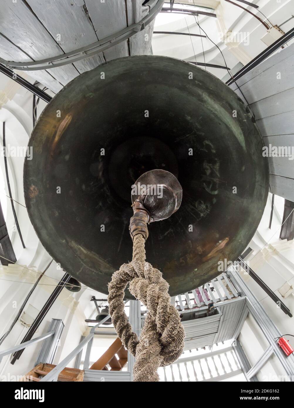 Storico gigante campana la 'swan' sul campanile della Trinità Lavra di San Sergio in Sergiev Posad. Prospettiva vista dal basso (anello d'oro della Russia) Foto Stock