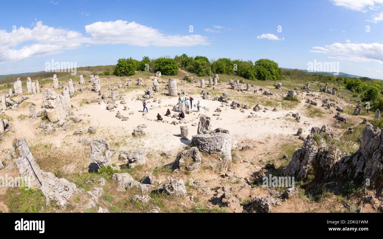 Vicino alla Varna, Bulgaria - 6 MAGGIO: Panorama dei turisti in escursione al Pobiti Kamani (Stones in piedi, Foresta di pietra) unico roccia naturale Phenomeno Foto Stock