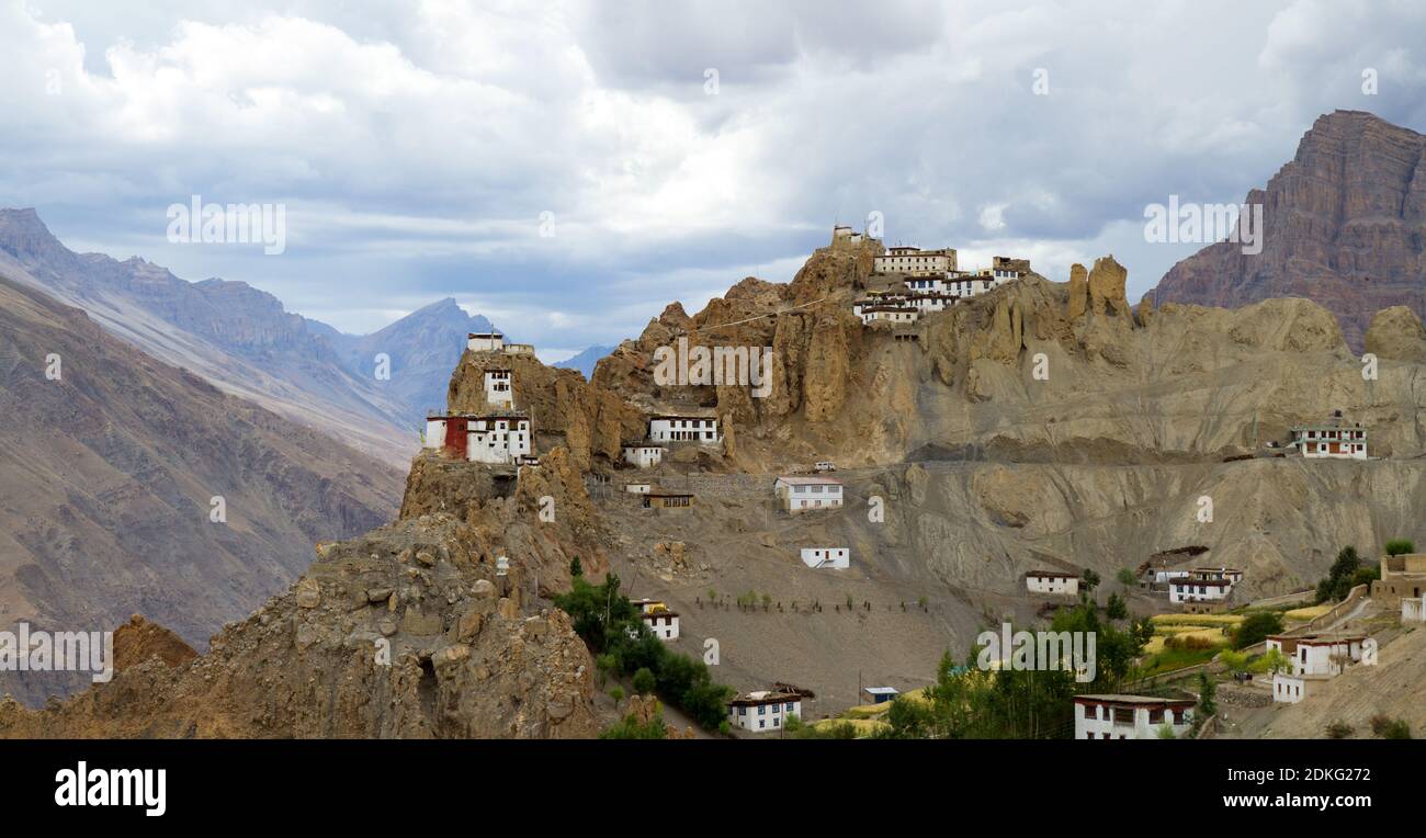 Panorama del monastero Dhankar sulle pendici brusche di Himalaya nella valle di Spiti nel nord dell'India Foto Stock