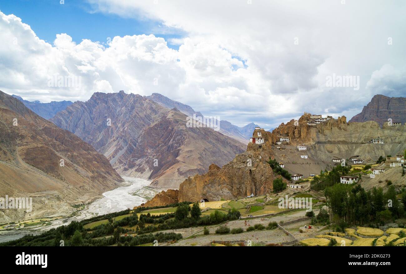 Panorama del monastero Dhankar sulle pendici brusche dell'Himalaya, del fiume Spiti e dei vicini campi contadini nella valle degli Spiti (India settentrionale) Foto Stock
