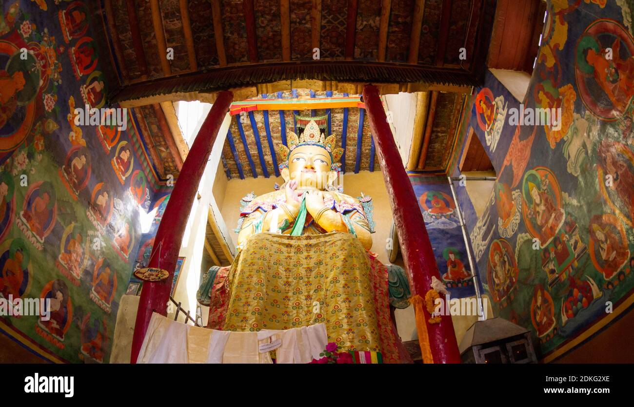 Statua gigante del Buddha di Maitreya a Namgyal Tsemo Gompa con pareti riccamente decorate con pitture murali a Leh (Ladakh, Jammu e Kashmir, India settentrionale) Foto Stock