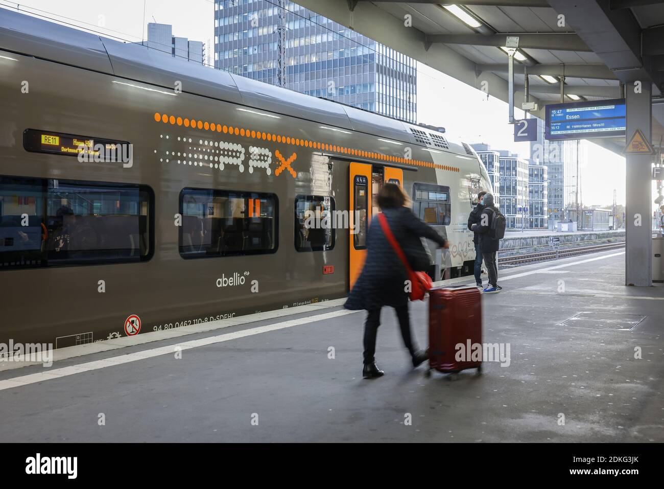 Essen, Renania Settentrionale-Vestfalia, Germania - RRX Rhein Ruhr treno espresso alla piattaforma della stazione centrale di Essen in tempi di crisi della corona durante la seconda parte del blocco. Foto Stock