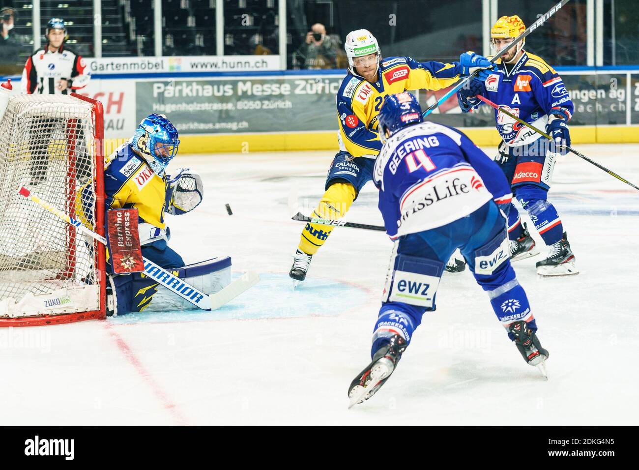 15 dicembre 2020, Zurigo, Hallenstadion, Lega Nazionale: ZSC Lions - HC Davos, 29 portiere Sandro Aeschlimann (Davos) detiene contro il 4° Patrick Geering (ZSC). Nella foto n° 23 Samuel Guerra (Davos) e miglior marcatore Denis Hollenstein (ZSC) Credit: SPP Sport Press Photo. /Alamy Live News Foto Stock