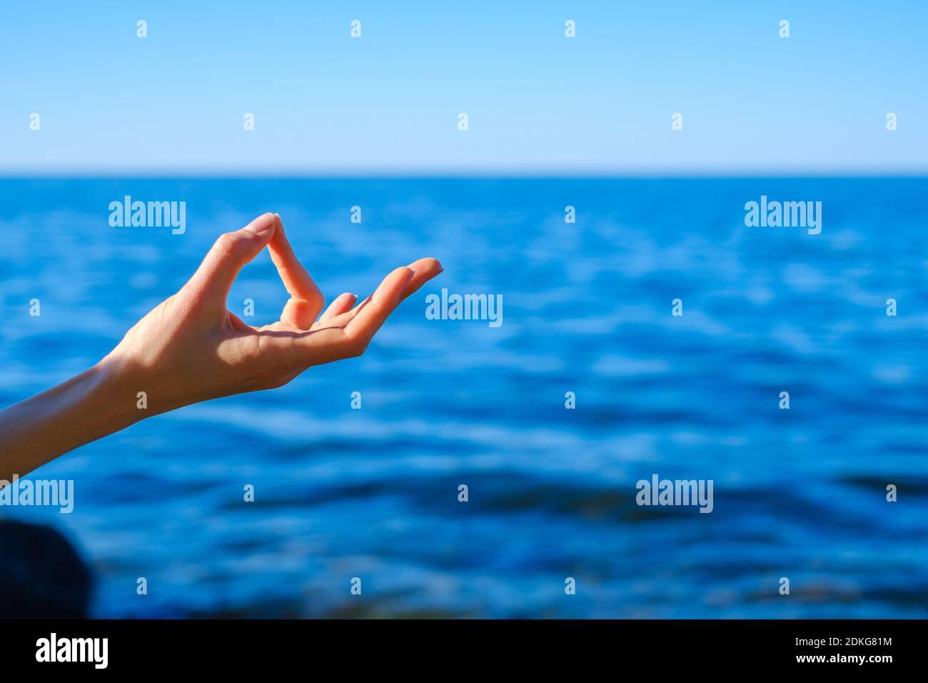 Coltivare persona meditando vicino al mare Foto Stock