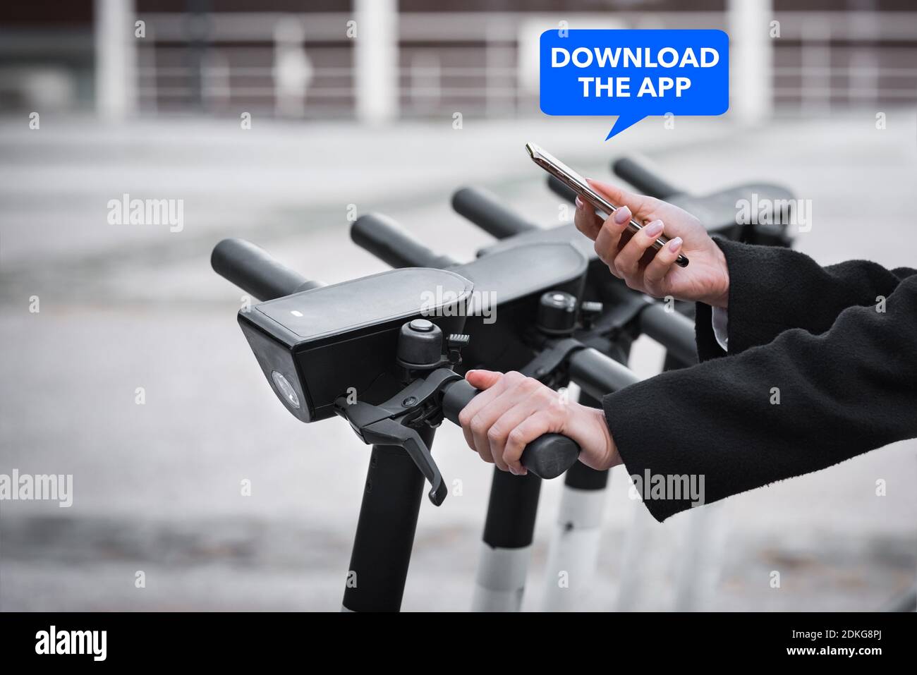 Donna che noleggia uno scooter elettrico con un'applicazione di telefonia mobile. App per noleggio scooter elettronico Foto Stock