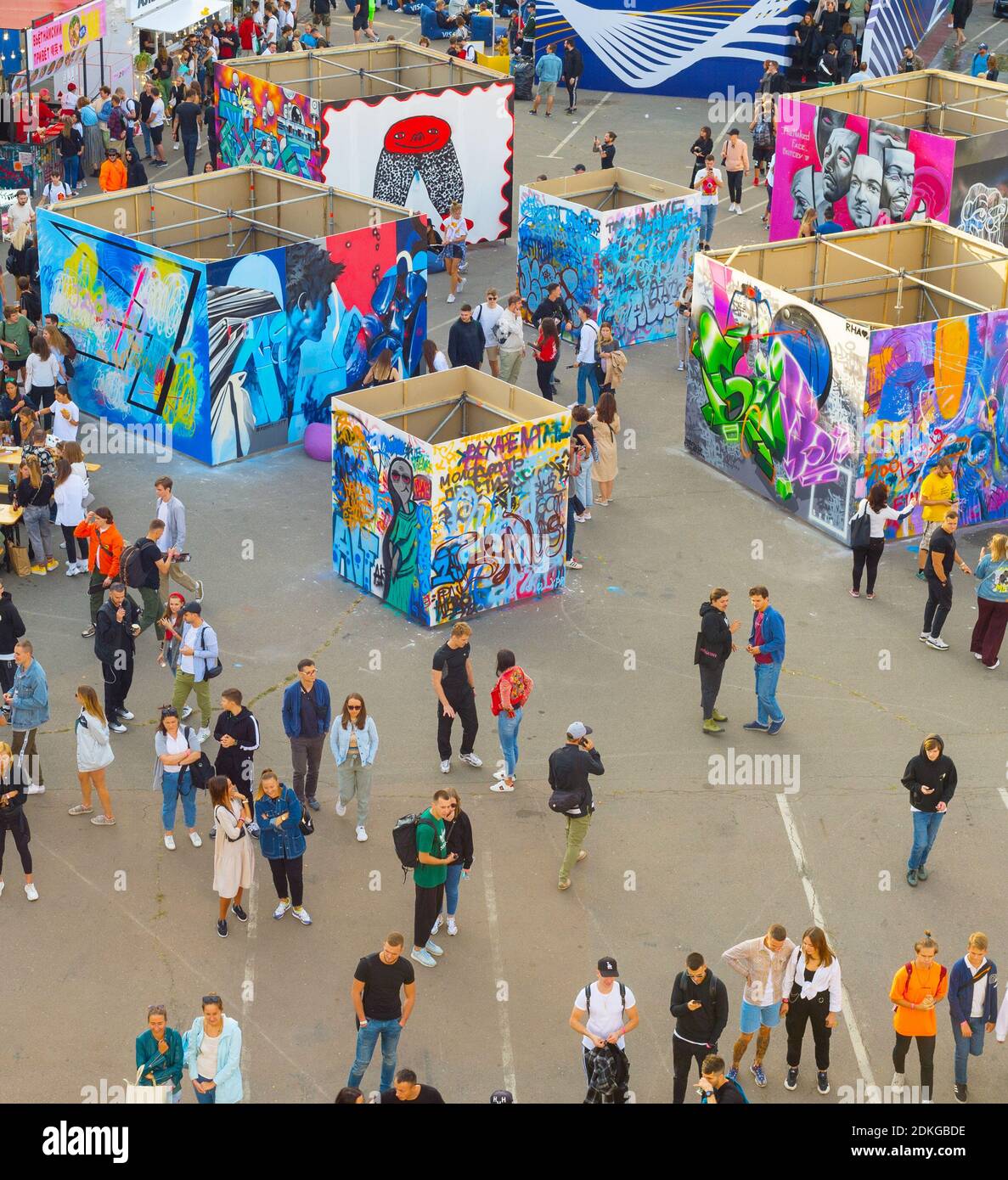 KIEV, UCRAINA - 14 SETTEMBRE 2019: Folla di persone al festival di arte contemporanea di strada, vista aerea. Foto Stock