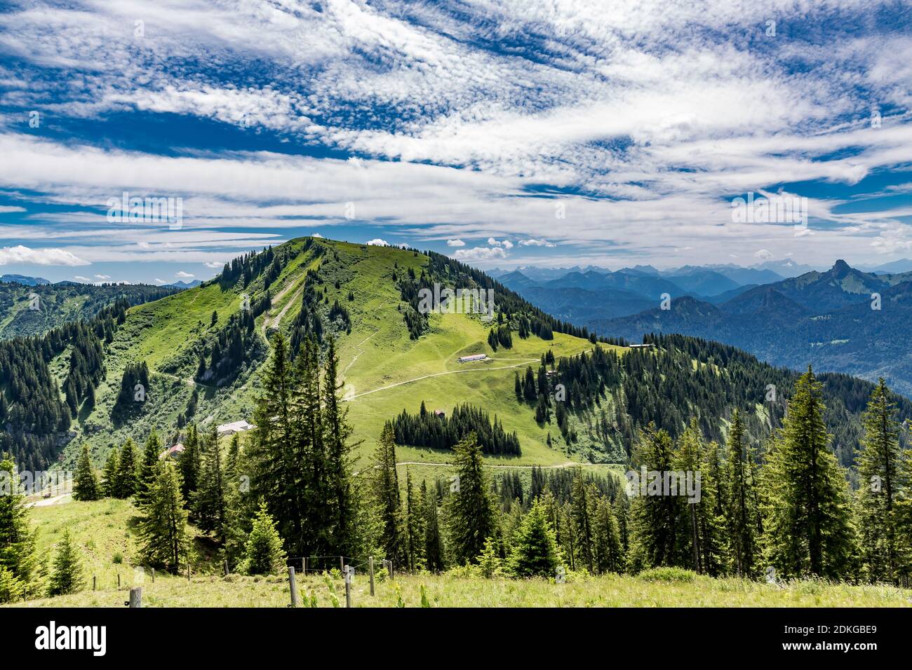 Sezberg, (1706 m), cielo blu con nuvole, nuvole di pecora (Cirrocumulus), Wallberg, Rottach-Egern, Tegernsee, Alpi Bavaresi, Baviera, Germania, Europa Foto Stock