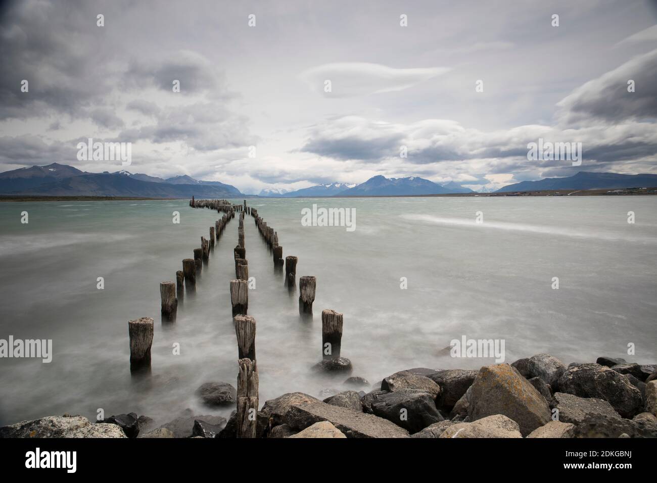 Foto a lungo termine con vista dalla riva della baia di ultima speranza a Puerto Natales, Cile, Sud America Foto Stock