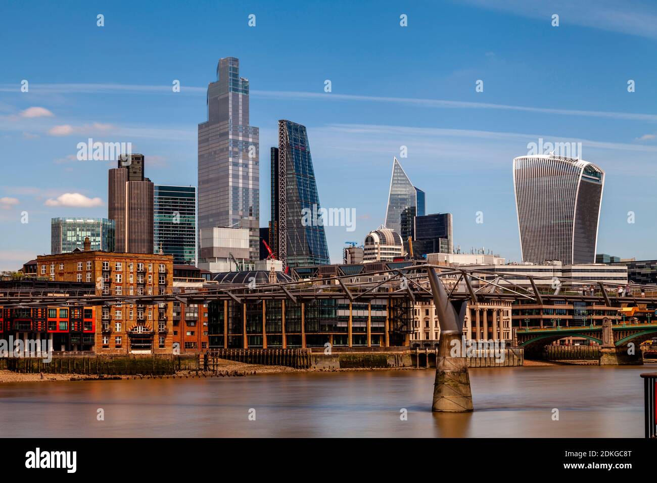 Il Millennium Bridge e la City of London Skyline, Londra, Regno Unito. Foto Stock