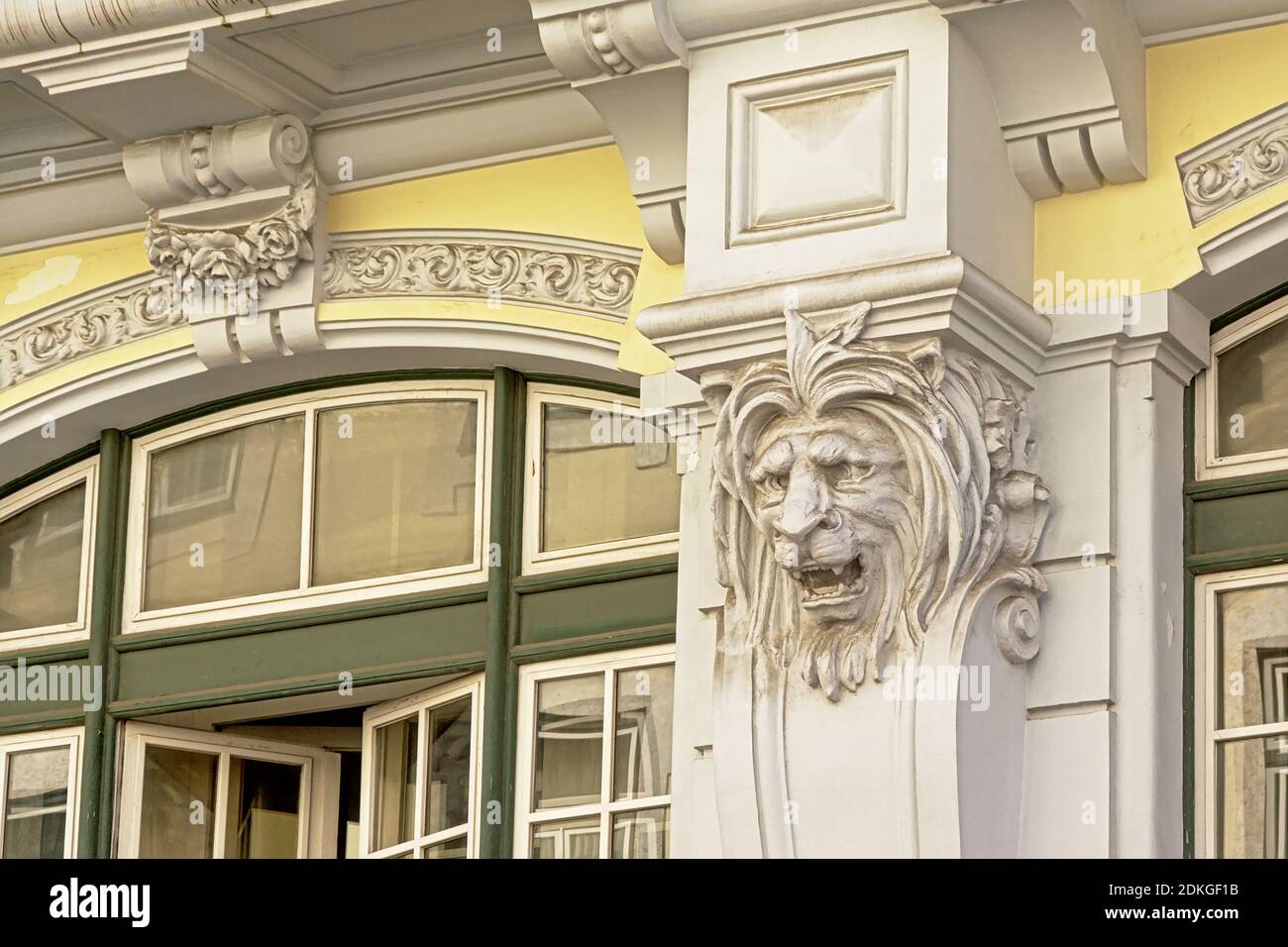 Leone`s scultura testa, particolare di un edificio art deco a Lisbona, Portogallo Foto Stock