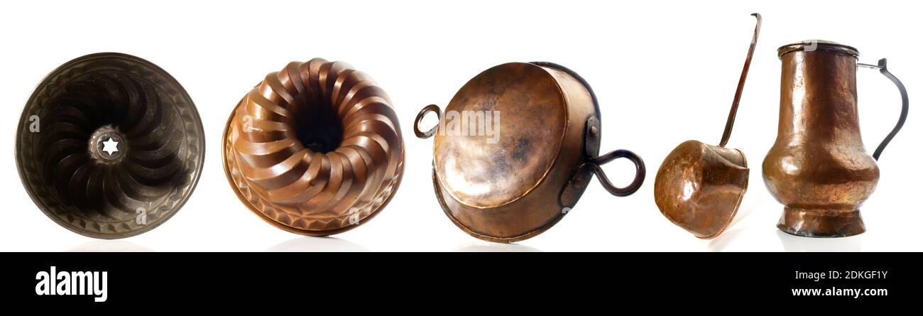 Utensili da cucina in rame antico e panorama torta isolato su bianco Sfondo Foto Stock