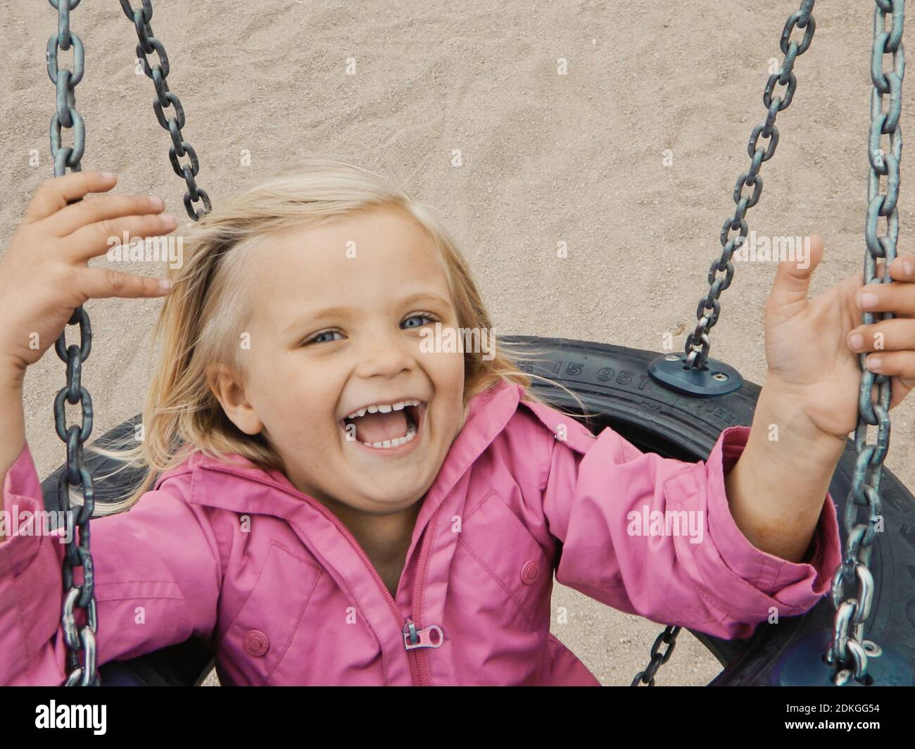 Ritratto di una ragazza sorridente su Swing Foto Stock