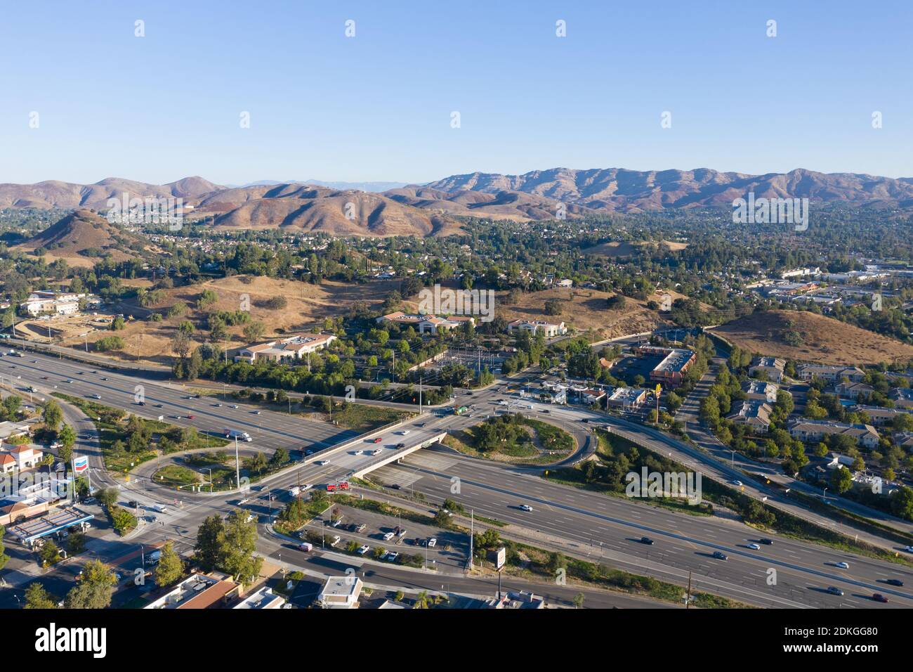 Agoura Hills, CA - 26 agosto 2020: Vista aerea lungo le colline di Agoura e la superstrada di Ventura nella contea di Los Angeles, California. Foto Stock