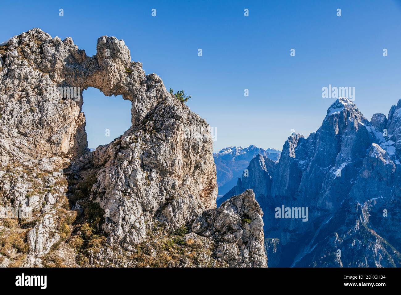 Europa, Italia, Veneto, Belluno, Taibon Agordino. Il cuore della roccia, una finestra a forma di cuore in un cielo blu, gruppo pala, Dolomiti Foto Stock