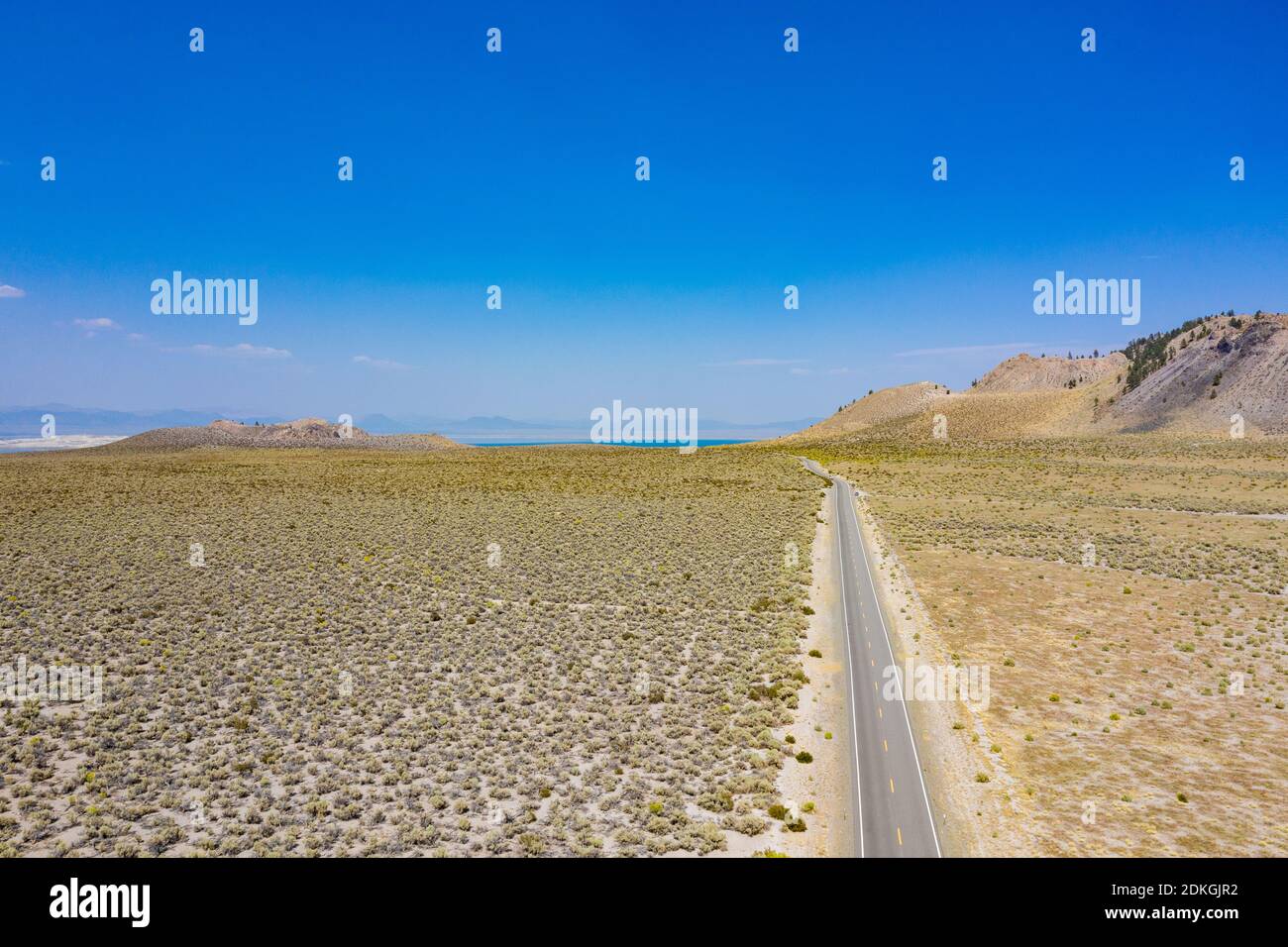 Vista aerea del paesaggio desertico secco intorno al lago Mono in California. Foto Stock