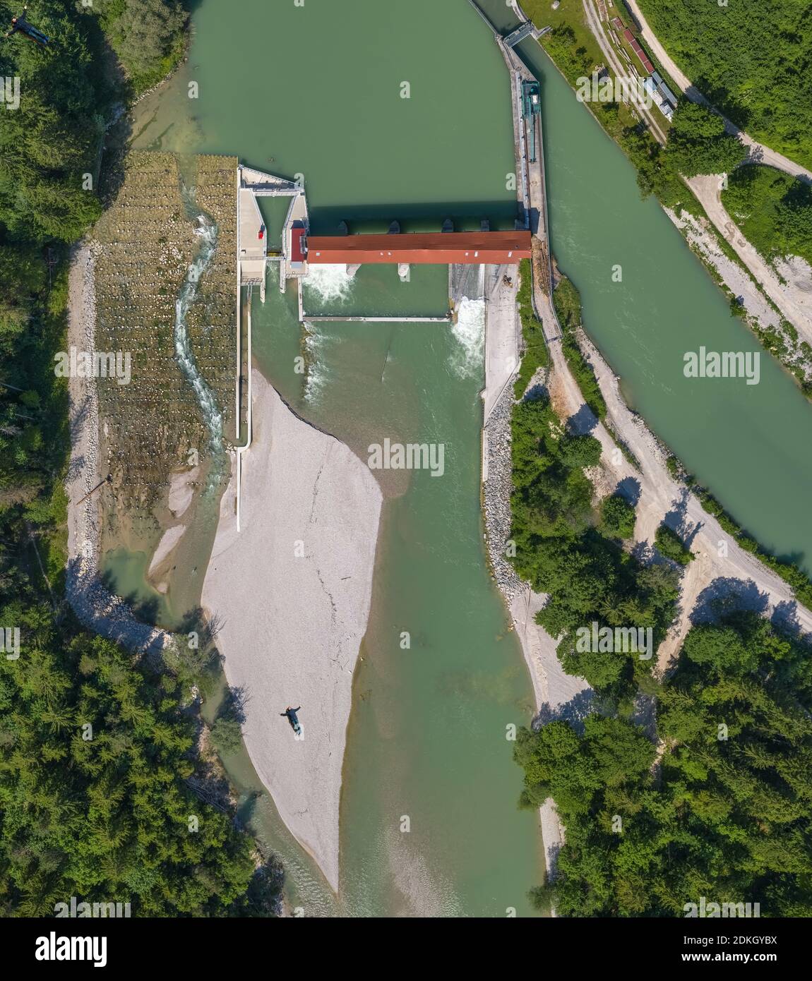 Vista aerea di Hume Weir sul fiume Isar, vicino a monaco. Foto Stock