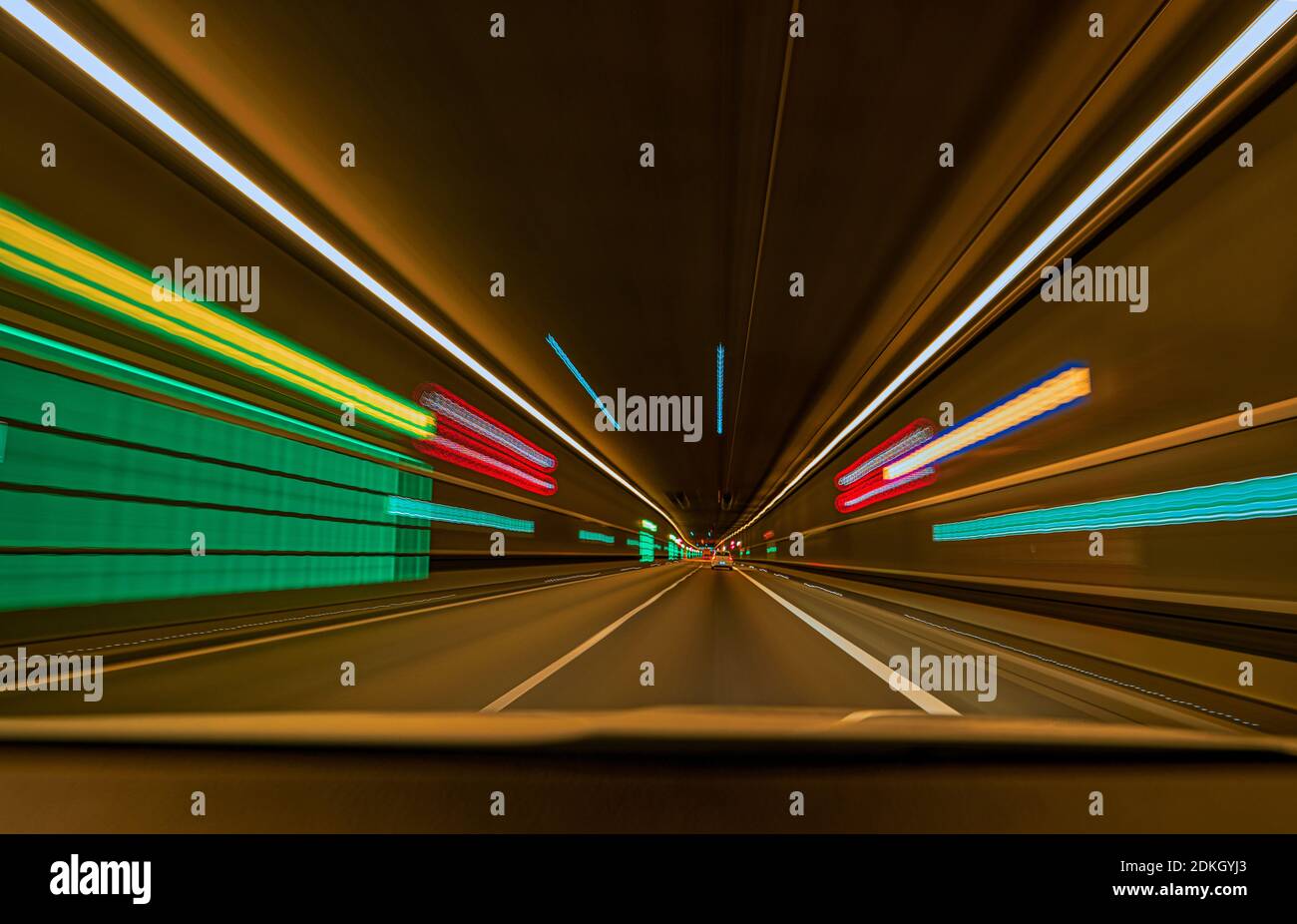 tunnel sotterraneo con sentieri leggeri e linee principali Foto Stock