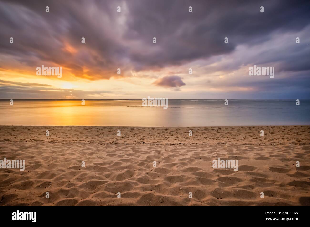 Suggestivo tramonto sulla spiaggia di le Morne, Mauritius in Africa. Foto Stock