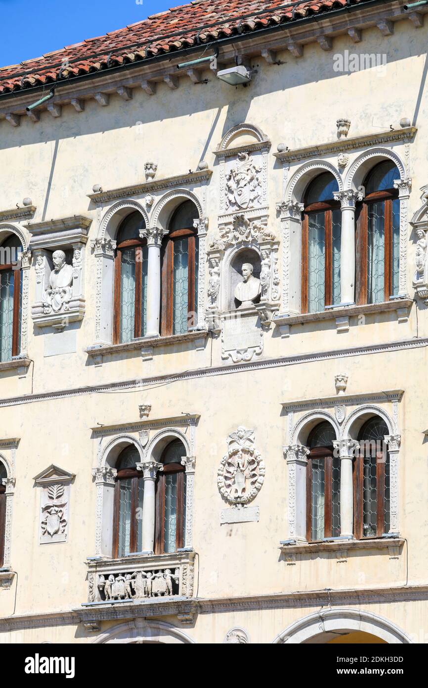 Italia, Veneto, Belluno, Dolomiti, particolare della facciata del Palazzo dei Rettori Foto Stock