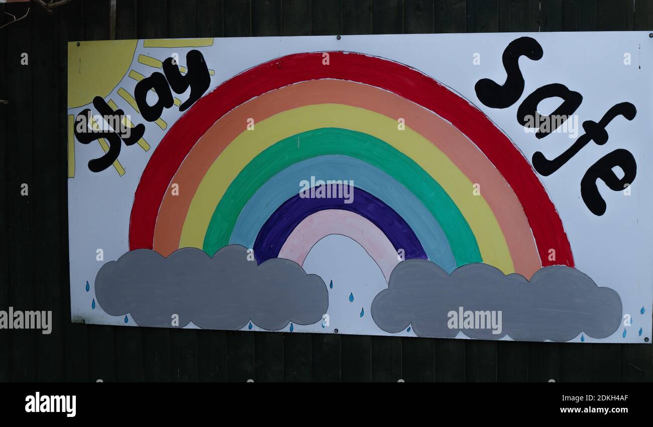 Omaggio del Lincolnshire al NHS, soggiorno a casa, clap per gli accompagnatori, chiusura, casa dipinta per mostrare supporto, motivo arcobaleno grazie a tutto il personale NHS, Foto Stock