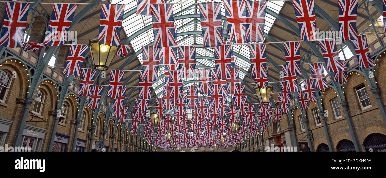 Union Jack Flags attraverso Covent Garde, Londra per celebrare il Giubileo del Queens Diamond Foto Stock