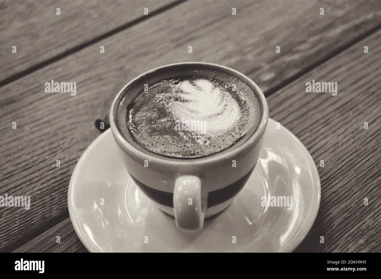 Angolo di Alta Vista della tazza di caffè sul tavolo Foto Stock