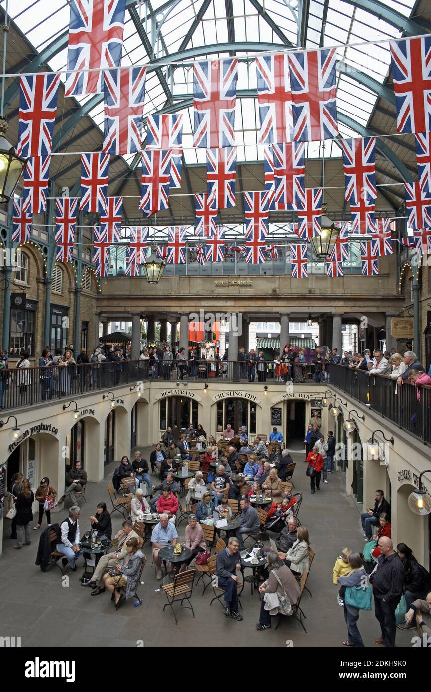 Union Jack Flags attraverso Covent Garde, Londra per celebrare il Giubileo del Queens Diamond Foto Stock