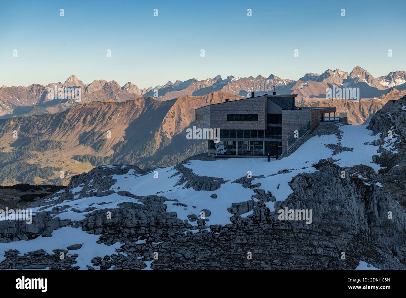 Europa, Austria, Vorarlberg, Kleinwalsertal, Hirschegg, Hoher Ifen, stazione di montagna Hahnenköpflebahn, ristorante di montagna Tafel & Zunder, Alpi Allgäu Foto Stock