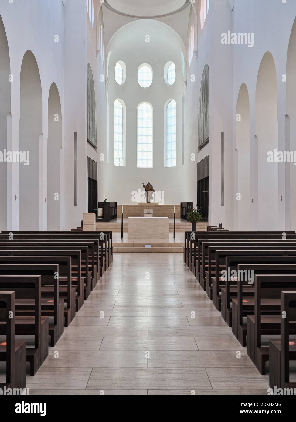 Alto Medioevo, Alto Medioevo, Medioevo, chiesa parrocchiale cattolica, luogo di culto, attrazione storica, luogo di interesse, storico centro storico, città vecchia, chiesa, demistificata, sobrio, altare, volta Foto Stock