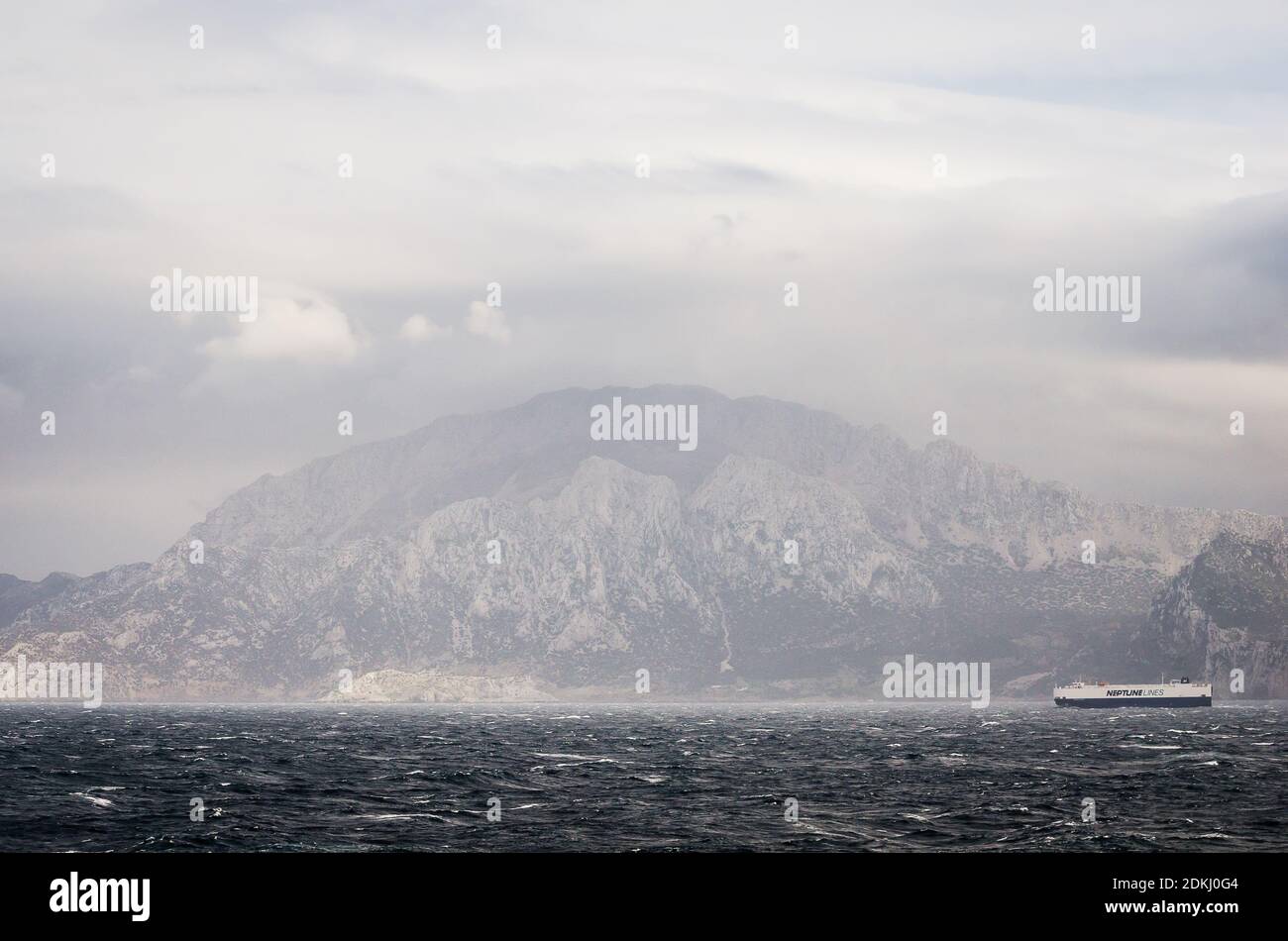 Stretto di Gibilterra - 07 aprile 2020. Cargo boat Neptune Lines vela presso la costa marocchina Foto Stock