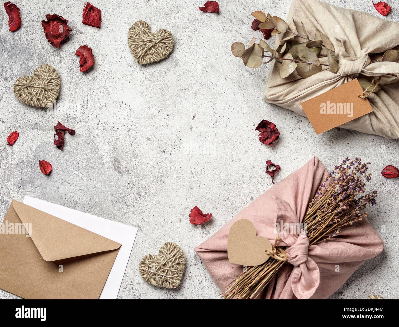Zero rifiuti idee regalo San Valentino concetto. Eco-friendly confezione di  tessuto regalo in stile Furoshiki