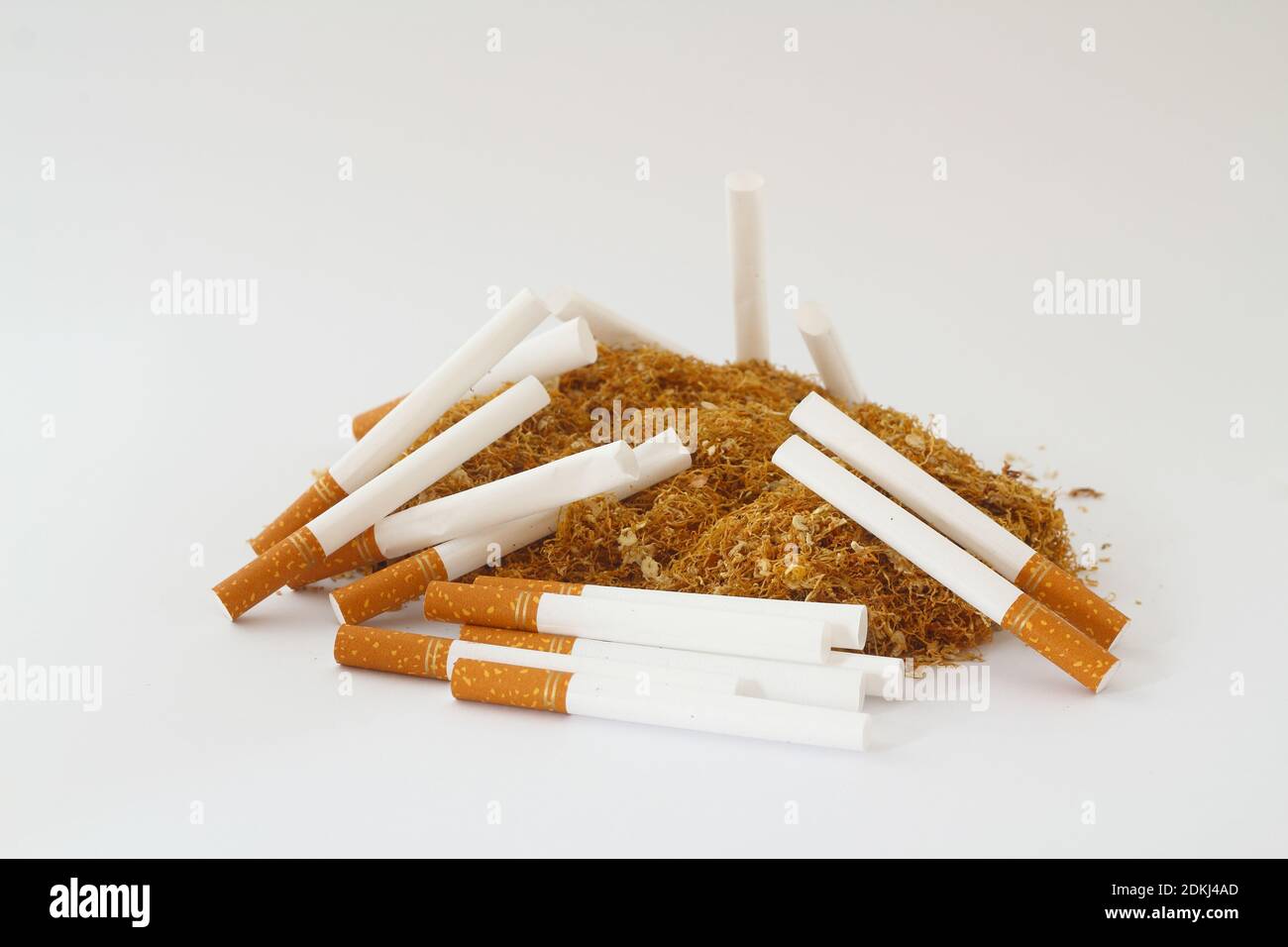 foglie di tabacco tagliate a secco, sigarette e macchina per sigarette su  fondo bianco Foto stock - Alamy