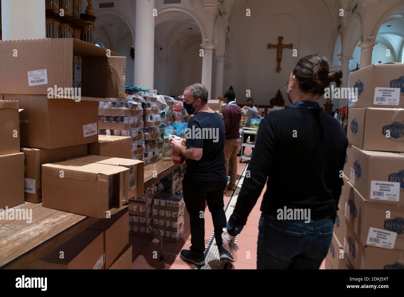 New York, Stati Uniti. 15 Dic 2020. I volontari preparano sacchetti di cibo per la distribuzione alle famiglie bisognose durante la visita del tenente governatore Kathy Hochul alla Holy Apostles Soup Kitchen di New York il 15 dicembre 2020. (Foto di Lev Radin/Sipa USA) Credit: Sipa USA/Alamy Live News Foto Stock