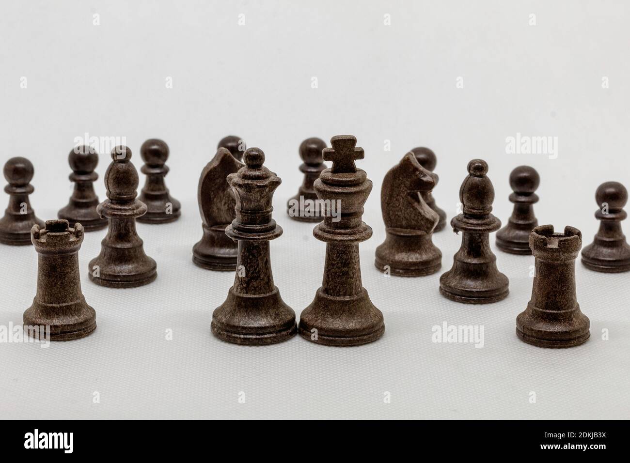 Pezzi di scacchi con sfondo bianco. Foto Stock
