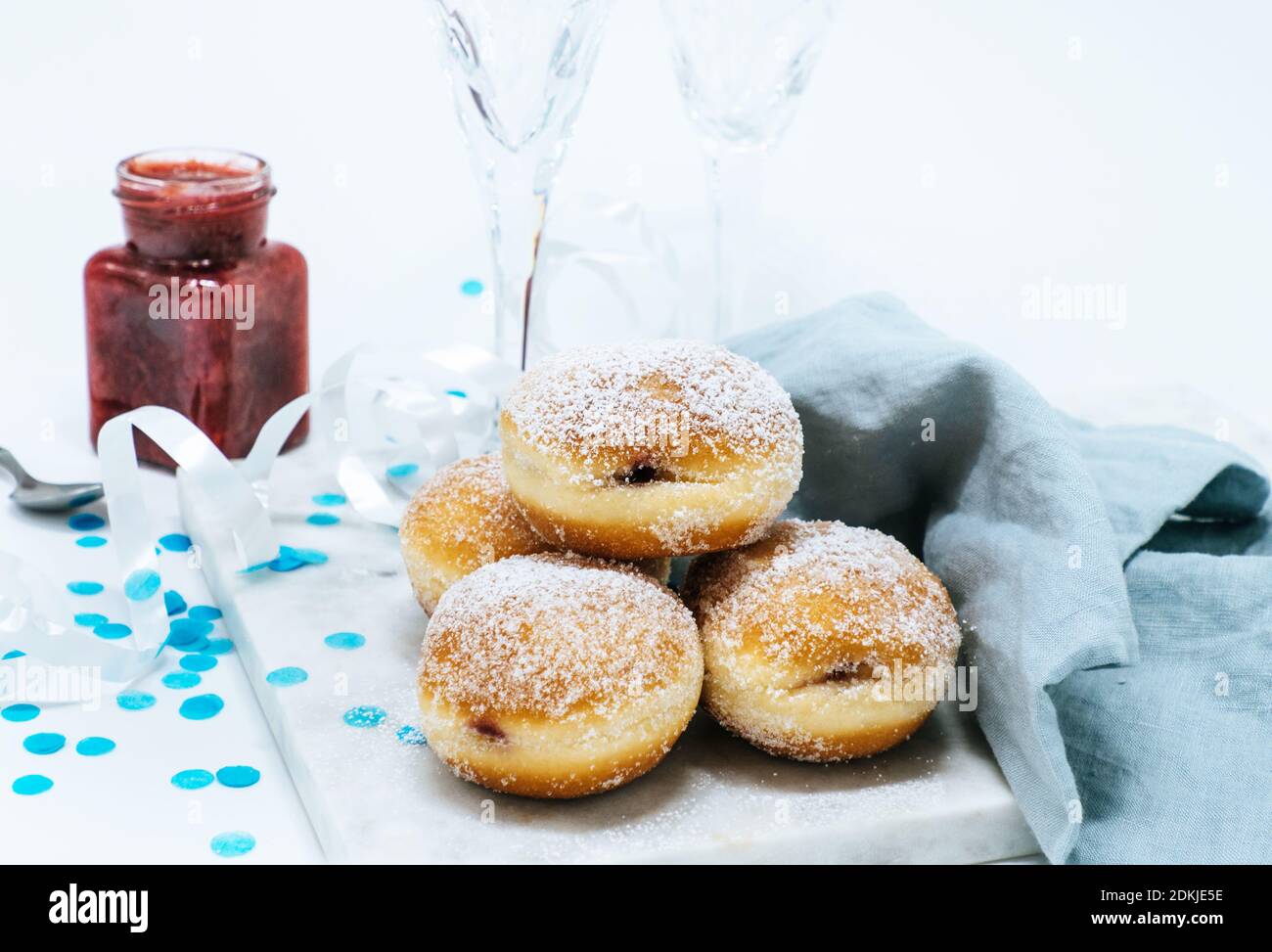 Mucchio di ciambelle cosparse di zucchero (Berliner) ripieno di Jam, un cibo tradizionale tedesco per i nuovi anni Foto Stock