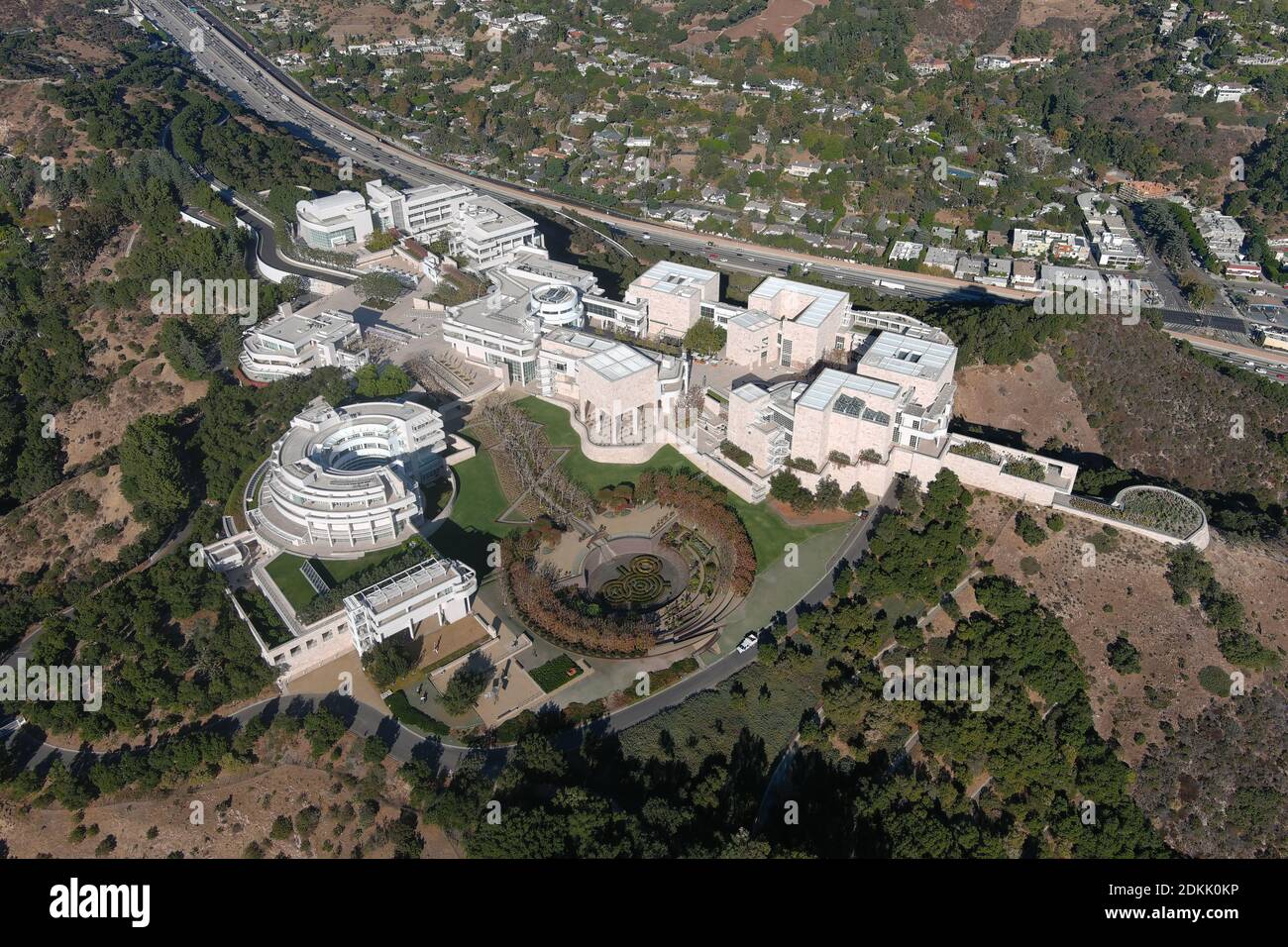 Una vista aerea del Getty Center, martedì 15 dicembre 2020, a Los Angeles. Foto Stock