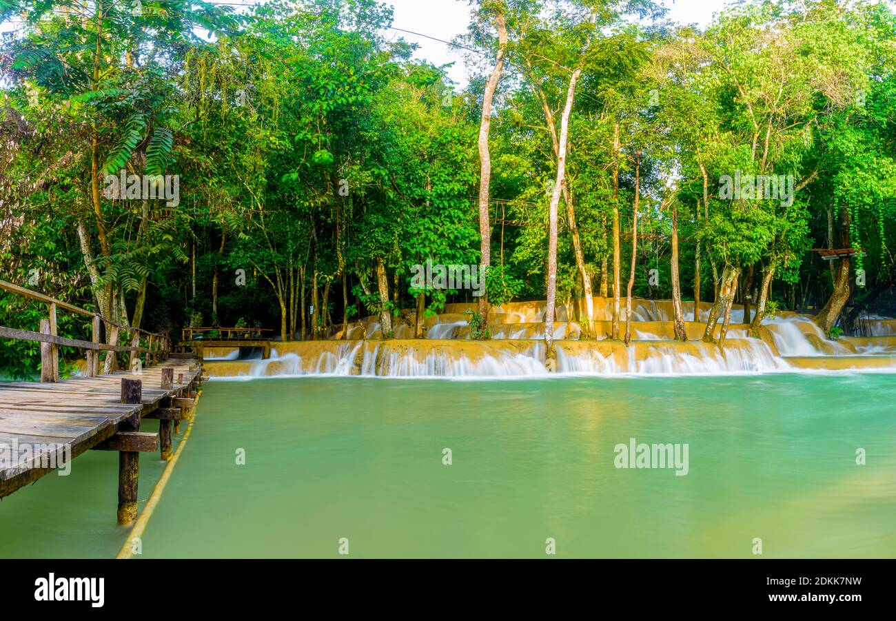 Cascata TAD SAE a Luang Prabang, Laos, una delle attrazioni turistiche più visitate del Laos Foto Stock